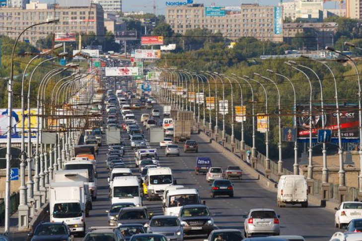 Угонщика, попавшего в ДТП на Октябрьском мосту, увезла скорая