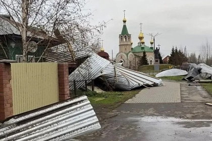 «Но мы держимся»: ураган оставил без крыш над головой десятки новосибирцев