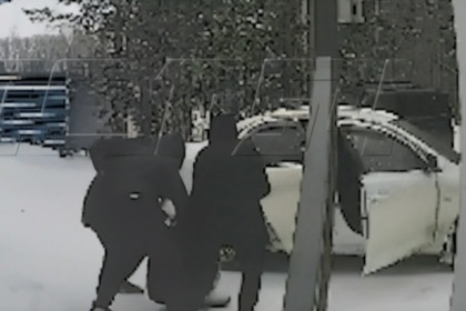 Вооруженная банда похитила жителя Новосибирска и попала на камеру видеонаблюдения