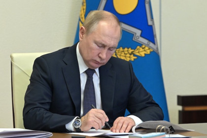 Указ о ежемесячной выплате на детей 8-17 лет с 1 апреля подписал Владимир Путин