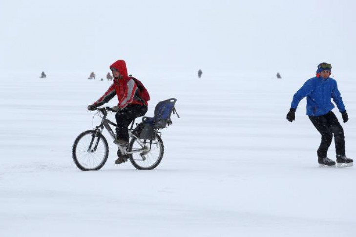 Конькобежный сезон на Обском водохранилище открыли новосибирцы