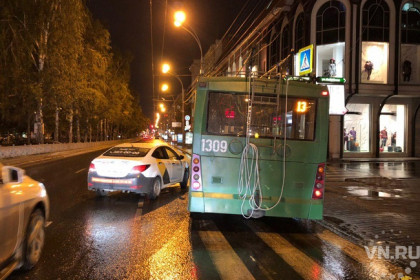 Троллейбус №13 и такси не поделили Красный проспект