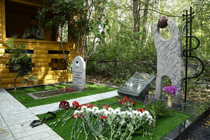 Памятник на могиле Янки Дягилевой установили на Заельцовском кладбище