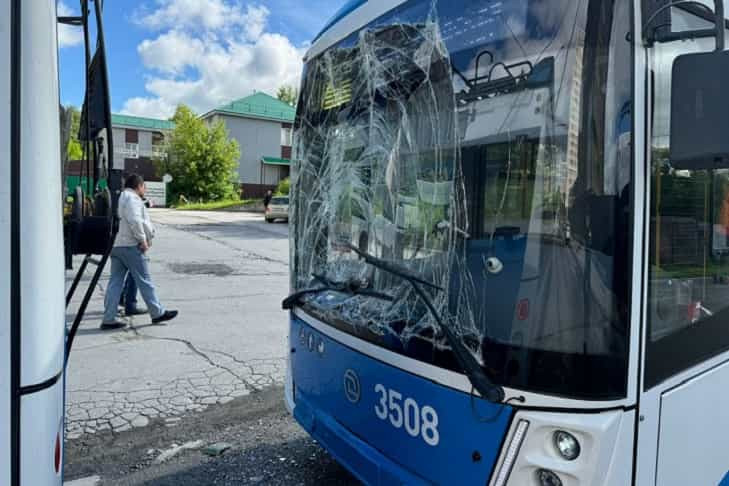 Водитель погиб между двумя троллейбусами в Новосибирске