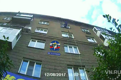 Выпасть из окна не позволили девочке отдыхающие спасатели