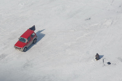 Рыбаков на авто гоняют со льда Обского моря инспекторы МЧС