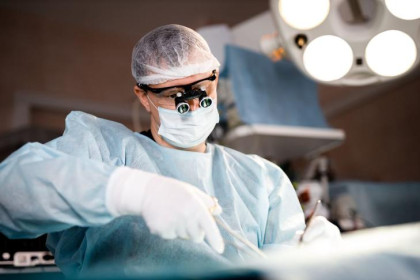 Руку бойцу СВО после атаки дрона спасли врачи в Новосибирске