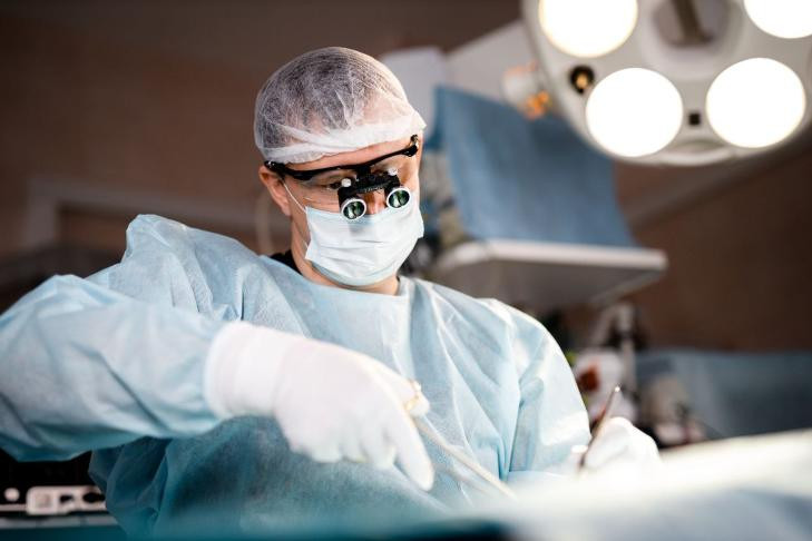 Руку бойцу СВО после атаки дрона спасли врачи в Новосибирске