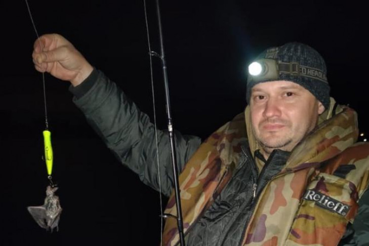 Летучую мышь на спиннинг поймал рыбак из Новосибирска