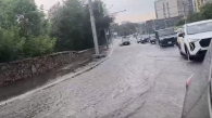 Улицы Новосибирска затопило после сильного ливня