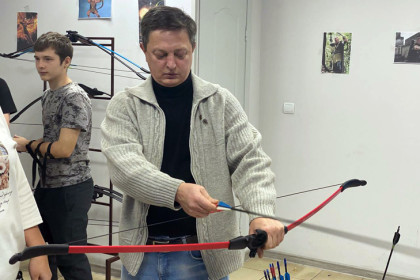 В Искитиме герой СВО Николай Медведев учит молодежь стрелять из лука