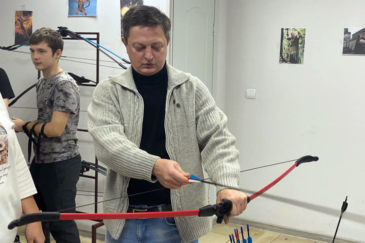 В Искитиме герой СВО Николай Медведев учит молодежь стрелять из лука