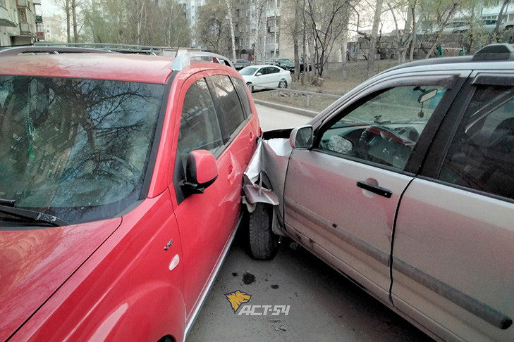 Подростка обвинили в погроме автомобилей на парковке в Новосибирске