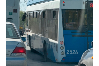 Асфальт провалился под троллейбусом в Новосибирске