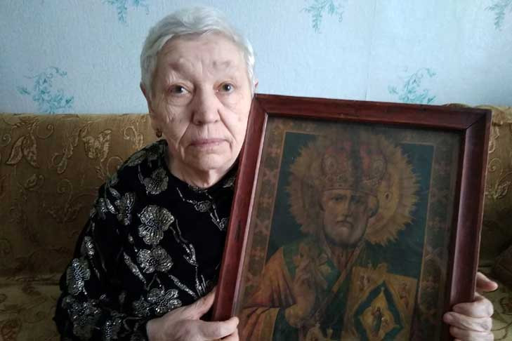 Древнюю икону Николая Чудотворца передают из поколения в поколение жители села Баклуши