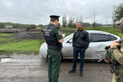 Двух скотников под конвоем увезли с фермы в военкомат Новосибирска