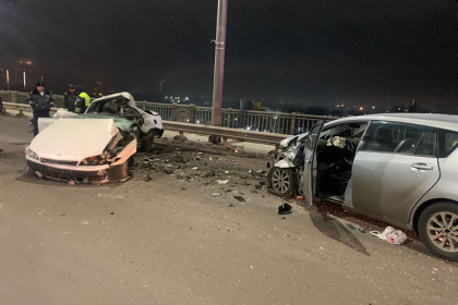 Три человека погибли в лобовом ДТП на Октябрьском мосту в Новосибирске