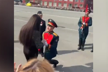 Курсант почетного караула сделал предложение девушке на параде в Новосибирске