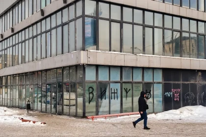 Новосибирцы начали выносить вещи из закрытого ЦУМа