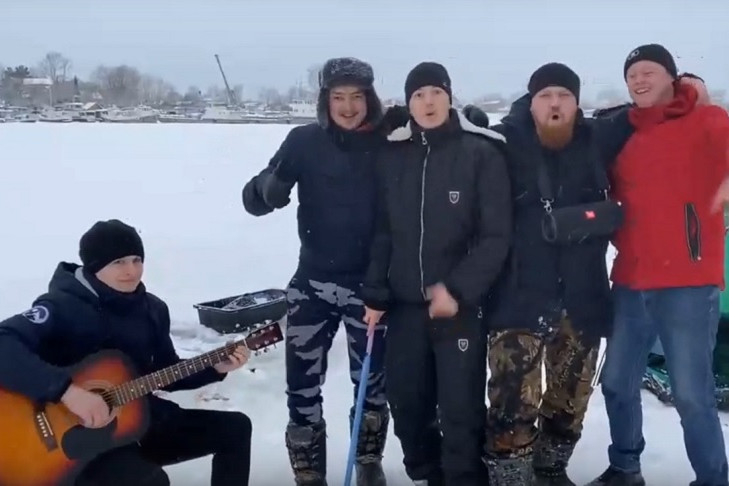 «В палатке варится уха»: рэп на льду Оби спели рыбаки в Новосибирске