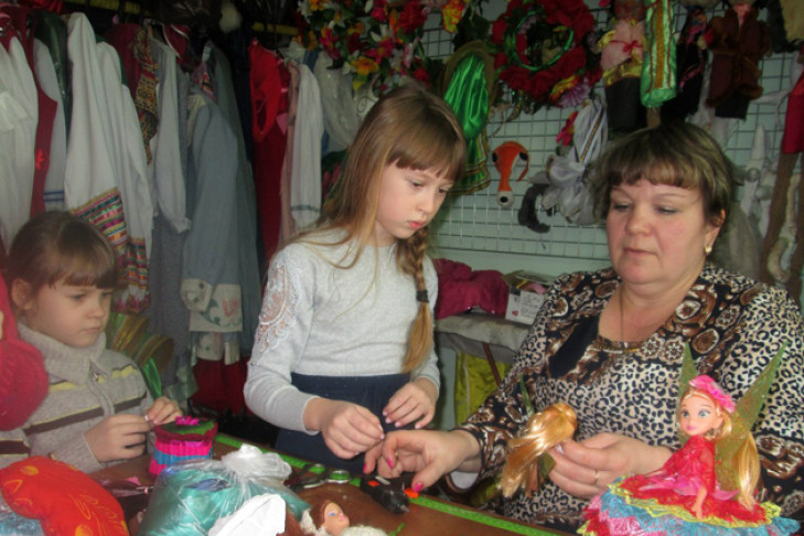 Кукольный театр для детсадовцев устроили школьники Татарского района
