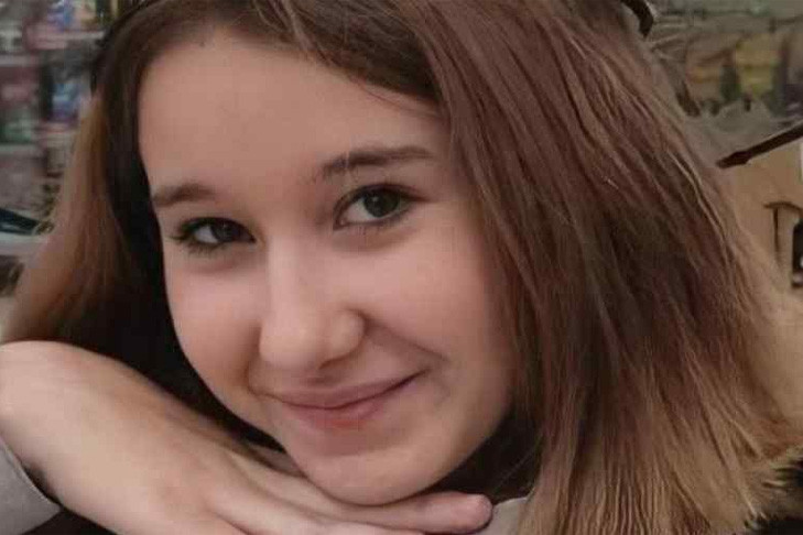 Девочка с трехцветными волосами пропала в Новосибирске