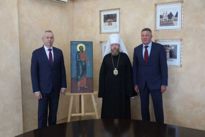 Андрей Травников подарил икону XVIII века жителям Вологодской области