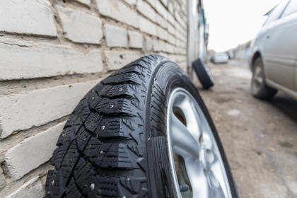 Срочно поменять летние шины на зимние призвали водителей в Новосибирске