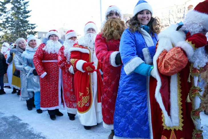 Сотни Дедов Морозов прошагали по Новосибирску