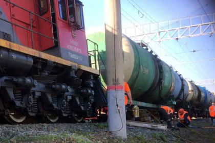 Тепловоз с вагоном бензина сошел с рельсов под Новосибирском