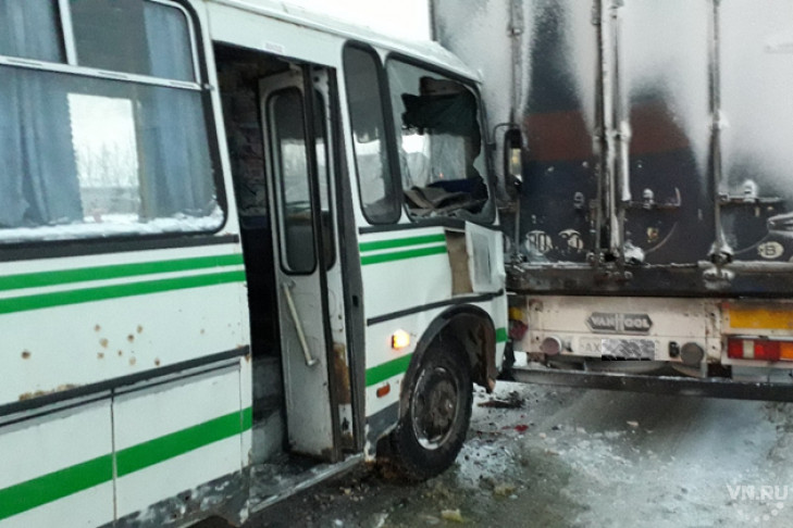 Автобус влетел в грузовик – пострадали пассажиры