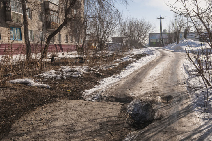 Пешеходная улица на окраине Новосибирска: ни пройти – ни проехать