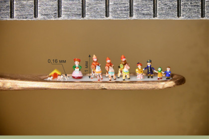 Сибирский Левша поместил трех богатырей и трех собак в игольное ушко