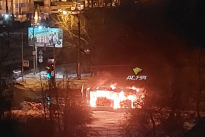 В Новосибирске сгорел маршрутный автобус, пассажирам удалось спастись