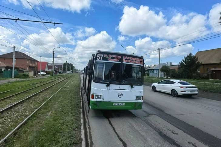 Подросток из автобуса № 57 пострадал в результате взрыва колеса в Новосибирске