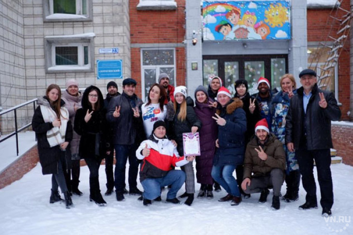 Сотни новосибирских детей получили подарки от благотворителей