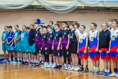 Награды баскетбольного турнира в Татарске разыграли команды двух регионов