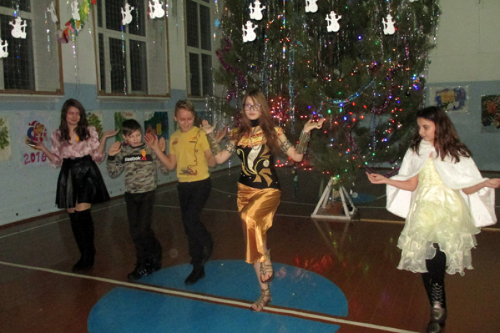 Танец египетской богини исполнили сузунские школьники