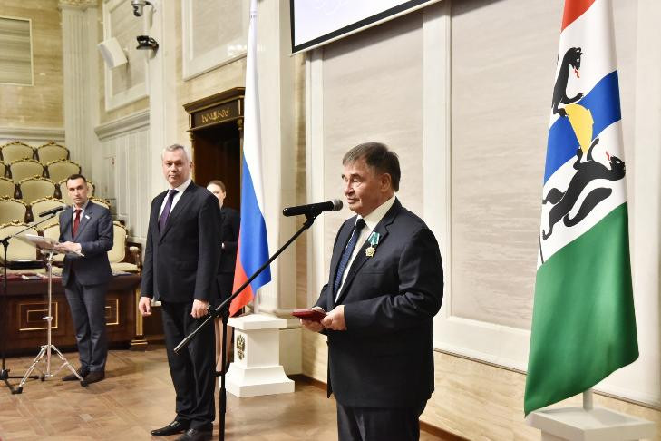 Андрей Травников вручил новосибирцам награды страны и региона в канун 4 ноября
