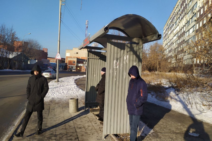 Металлические сиденья на остановках в Новосибирске запретил устанавливать мэр Локоть