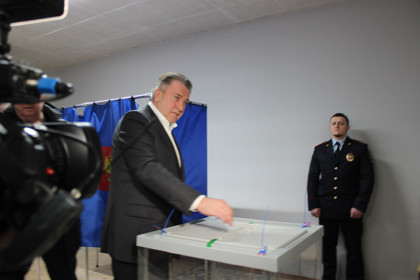 Председатель Заксобрания Андрей Шимкив проголосовал на выборах президента РФ