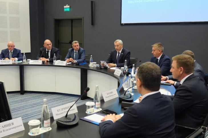 Андрей Травников вручил благодарности Путина жителям Новосибирской области