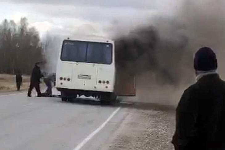 Люди лезли в окна: рейсовый автобус дотла сгорел под Новосибирском