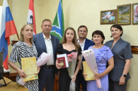 Золотой успех: выпускница Усть-Таркской школы Ангелина Карачкова удостоена медали «За особые успехи в учении»