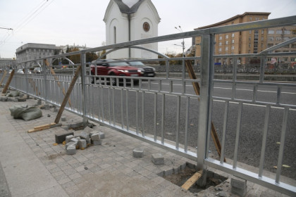 Два километра серых оградок снесли вдоль дорог в Новосибирске