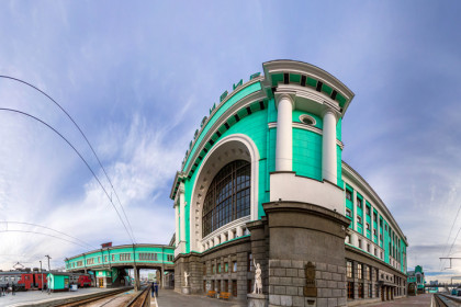 Двое грабителей отобрали 240 тысяч рублей у мужчины возле вокзала Новосибирск-Главный