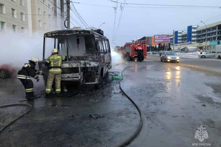 Автобус «ПАЗ» полностью сгорел на площади Маркса в Новосибирске