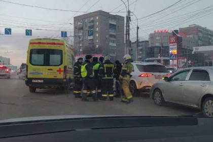 В Новосибирске водитель умер после драки на дороге у ТЦ «Сибирский молл»
