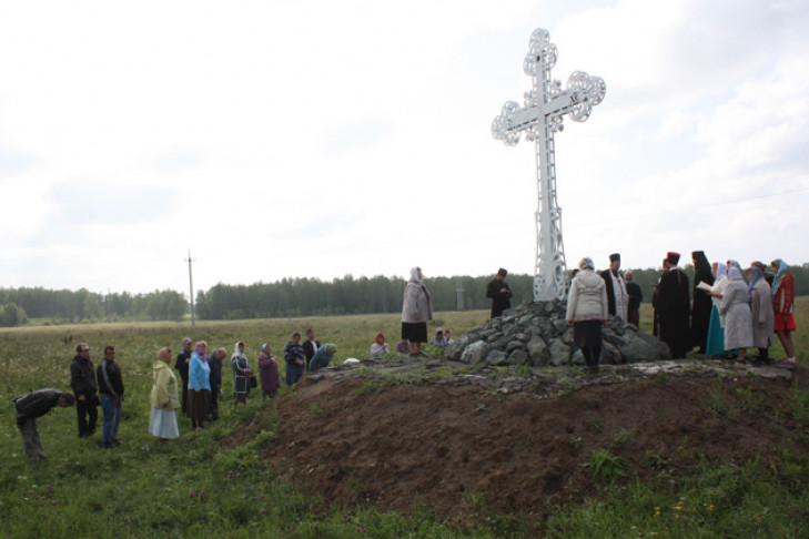 Поклонный крест на деньги земляков установили в Венгерово