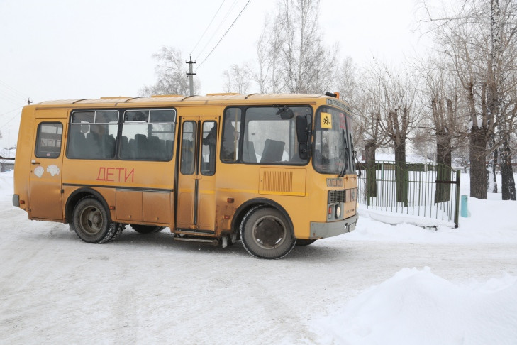 Метель помешала школьному автобусу выйти на маршрут под Новосибирском